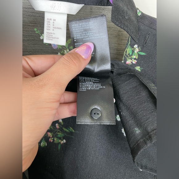 H&M Puffed Sleeve Ruffled Blouse - Black w/floral print - Picture 11 of 12